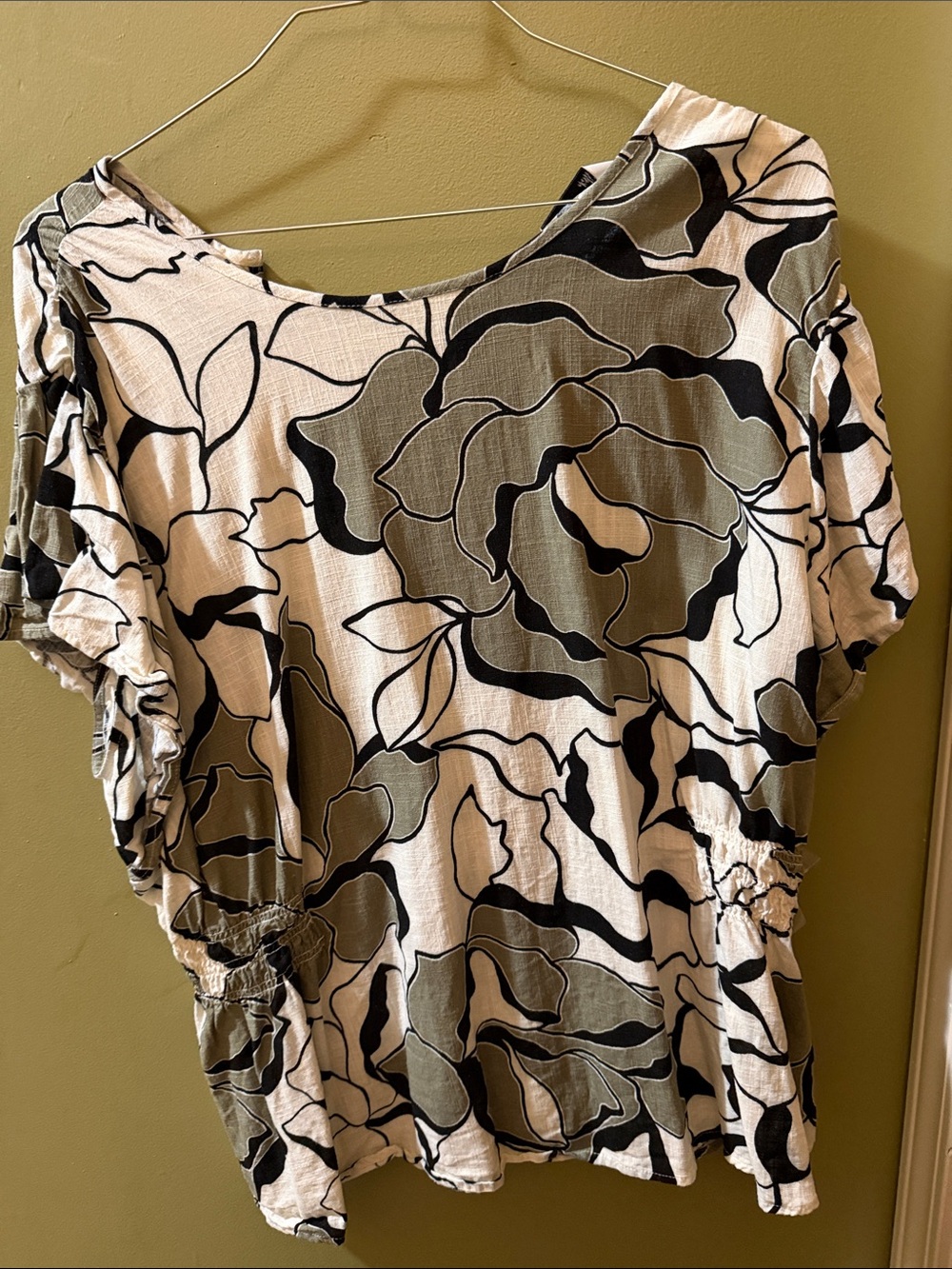 Women's Abstract Floral Short-Sleeve Top in Olive & Black new